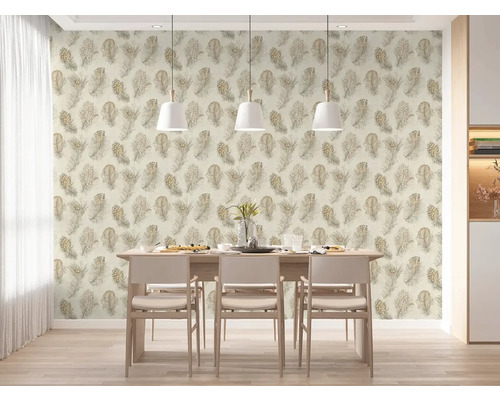 Licht ingerichte eetkamer met vliesbehang met vederpatroon, een houten eettafel met stoelen en drie moderne hanglampen.