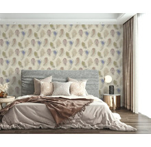 Slaapkamer met behang met verendessin, een grijs gestoffeerd bed en gordijnen.