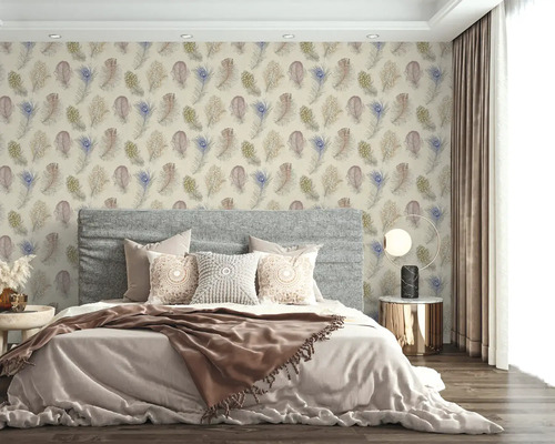 Slaapkamer met behang met verendessin, een grijs gestoffeerd bed en gordijnen.