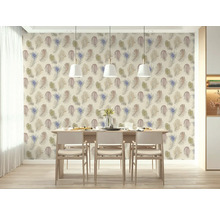 Lichte eetkamer met vliesbehang met verenpatroon, houten tafel, drie stoelen en hanglampen boven de tafel.