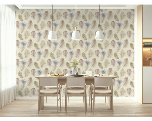 Lichte eetkamer met vliesbehang met verenpatroon, houten tafel, drie stoelen en hanglampen boven de tafel.