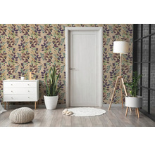 Kamer ingericht met vliesbehang met botanisch bladerpatroon, witte ladekast, witte deur en kamerplanten op een houten vloer.