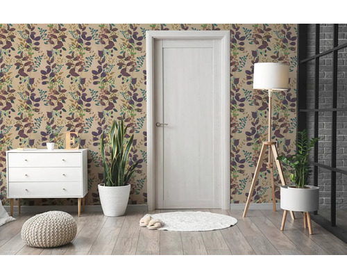 Kamer ingericht met vliesbehang met botanisch bladerpatroon, witte ladekast, witte deur en kamerplanten op een houten vloer.