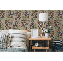 Vliesbehang met floraal bladerpatroon in een slaapkamer met een licht houten nachtkastje en kussens.