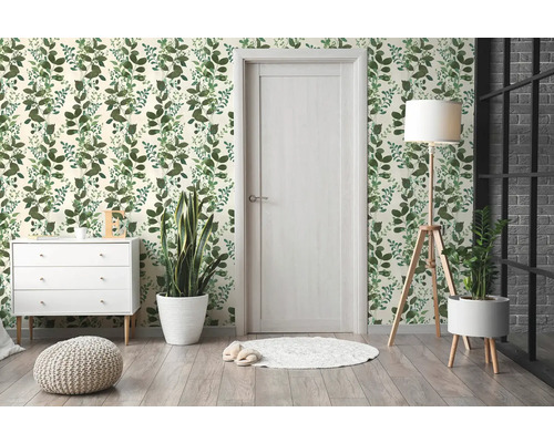 Lichte kamer met botanisch behang, witte ladekast, houten lampvoet en lichte binnendeur.