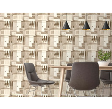 Moderne eetkamer met vliesbehang met architectuurpatroon, houten tafel, grijze stoelen en zwarte kegelvormige hanglampen.