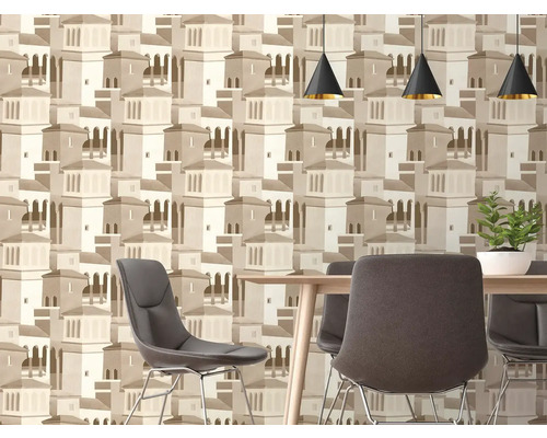 Moderne eetkamer met vliesbehang met architectuurpatroon, houten tafel, grijze stoelen en zwarte kegelvormige hanglampen.