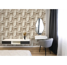 Slaapkamer met vliesbehang met architectuurpatroon in beige, moderne fauteuil, wit dressoir en asymmetrische spiegel.