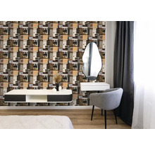 Vliesbehang met architectuurpatroon in mediterrane stijl in een modern ingerichte kamer met zwevende planken en een beklede fauteuil.