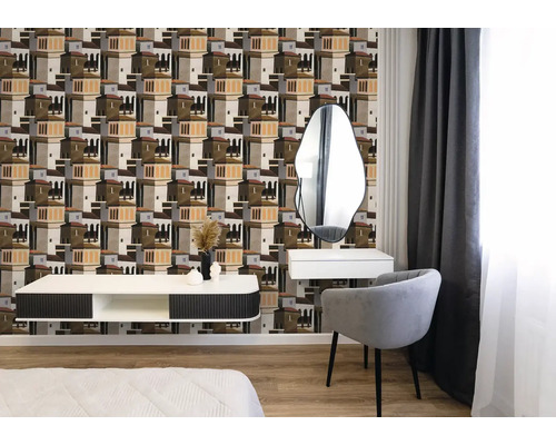 Vliesbehang met architectuurpatroon in mediterrane stijl in een modern ingerichte kamer met zwevende planken en een beklede fauteuil.