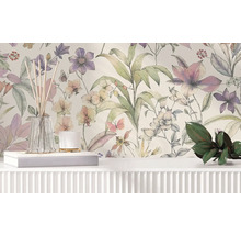 Vliesbehang met floraal patroon van grote bloemen en bladeren in aquarelstijl achter een wit dressoir met decoratie.