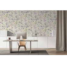 Vliesbehang met floraal bloemenpatroon in een lichte, georganiseerde werkkamer met bureau en witte kasten.