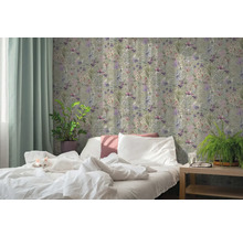 Slaapkamer met bloemig vliesbehang, wit bed met kat, kamerplanten en lichte gordijnen.