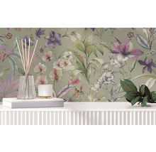 Vliesbehang met bloemig aquarelpatroon van bloemen, bladeren en vlinders achter een licht dressoir met decoratie.