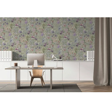 Modern kantoor met bloemenbehang met paarse bloemen, een wit dressoir, houten bureau met computer en een moderne houten stoel.