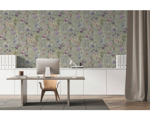 Modern kantoor met bloemenbehang met paarse bloemen, een wit dressoir, houten bureau met computer en een moderne houten stoel.