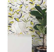 Modern vliesbehang met geel en zwart bladpatroon in schetsstijl achter een witte lamp en een groene kamerplant.