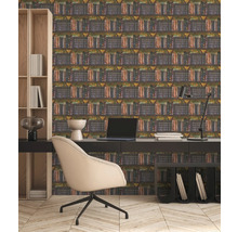 Behang met antiek boekenkastpatroon in een lichte, moderne werkkamer met donker bureau en houten visgraatvloer.