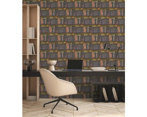 Behang met antiek boekenkastpatroon in een lichte, moderne werkkamer met donker bureau en houten visgraatvloer.