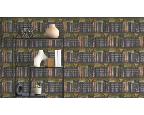 Vliesbehang met boekenkastontwerp en antieke boeken, daarvoor een metalen stellingkast met diverse decoratieve artikelen.