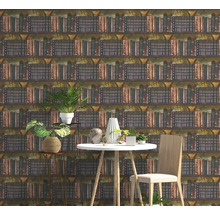 Vliesbehang met boekenkastmotief in een modern ingerichte kamer met witte tafel, houten stoel en kamerplanten.