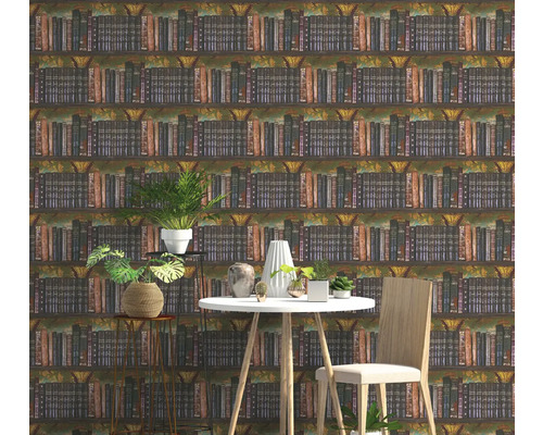 Vliesbehang met boekenkastmotief in een modern ingerichte kamer met witte tafel, houten stoel en kamerplanten.