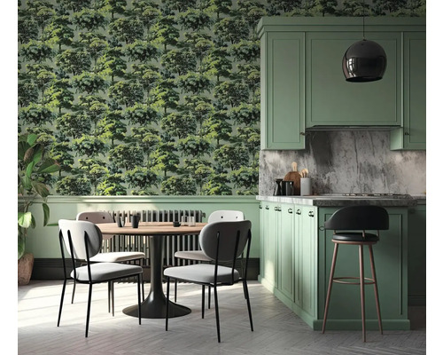 Lichte keuken en eethoek met behang met boommotief, groene kasten en een ronde houten tafel met vier stoelen.