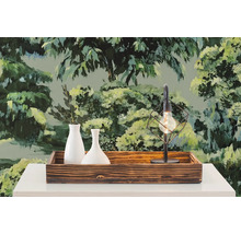 Houten dienblad met witte vazen en een draadlamp voor behang met bosmotief.