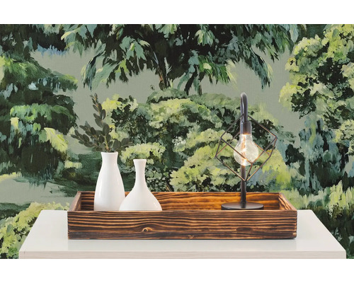 Houten dienblad met witte vazen en een draadlamp voor behang met bosmotief.