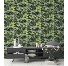 Vliesbehang met gedetailleerd bosmotief en groene bomen in een modern ingerichte woonkamer met donker dressoir en lichte vloer.