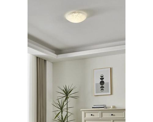 Plafond met een gemonteerde plafondlamp met patroon