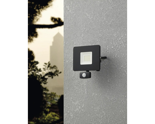 LED-buitenstraler met bewegingsmelder aan een muur