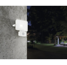 Buitenwandlamp met bewegingsmelder aan een betonnen muur