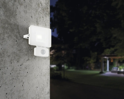 Buitenwandlamp met bewegingsmelder aan een betonnen muur
