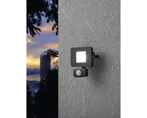 Buitenwandlamp met bewegingsmelder aan een muur gemonteerd