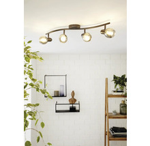 Plafondlamp met vier spots en glazen kappen aan een gebogen stang.