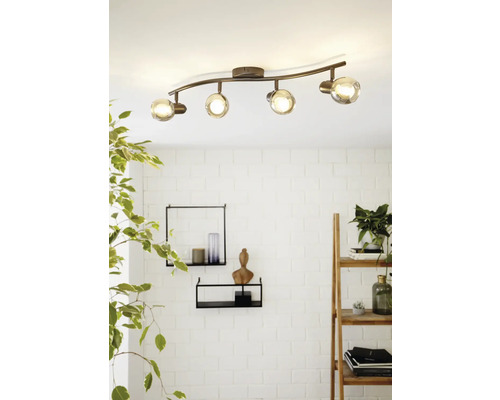 Plafondlamp met vier spots en glazen kappen aan een gebogen stang.