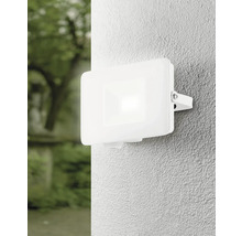 Witte LED-wandlamp voor buiten aan een gevel