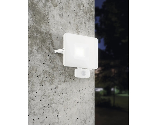 Buitenwandlamp met bewegingssensor aan een betonnen muur