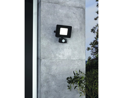 Zwarte led-buitenlamp met bewegingssensor aan een muur gemonteerd.