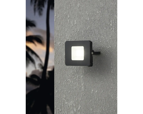 Zwarte led-buitenstraler aan een muur