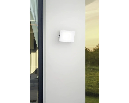 Vierkante buitenwandlamp aan een witte muur