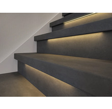 Close-up van een trap met ingebouwde verlichting, die een moderne en elegante sfeer creëert.