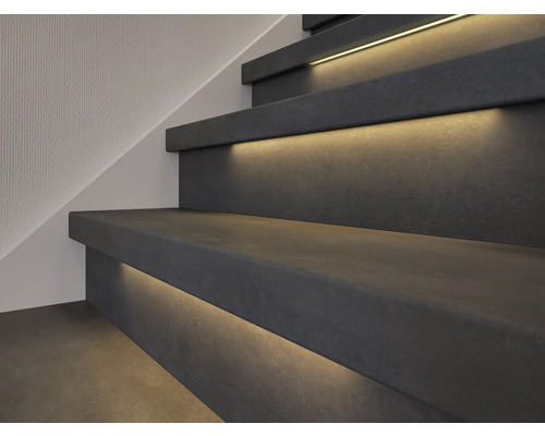 Close-up van een trap met ingebouwde verlichting, die een moderne en elegante sfeer creëert.