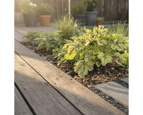 Tuinscene met houten terras en beplante border