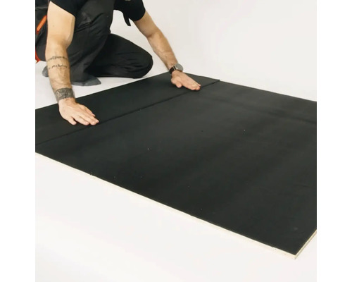 Installatie van isolatieplaten door een persoon