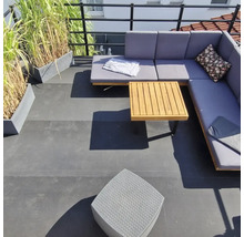 Scene met een loungeset, een tafel en een kruk op een dakterras