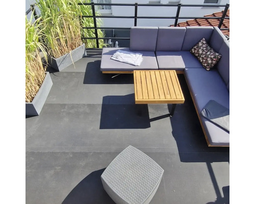 Scene met een loungeset, een tafel en een kruk op een dakterras