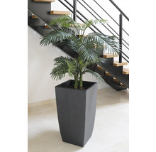 Kunstmatige arecapalm in een vierkante plantenbak voor een trap