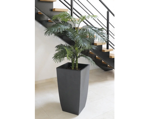 Kunstmatige arecapalm in een vierkante plantenbak voor een trap